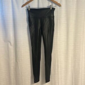 Spans Faux Leather Leggings